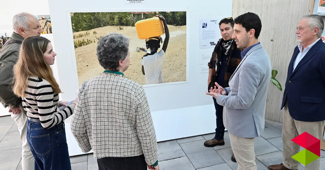 Echevarría visita la exposición ‘Resiliencia’, instalada en el centro cívico Juan de Santander