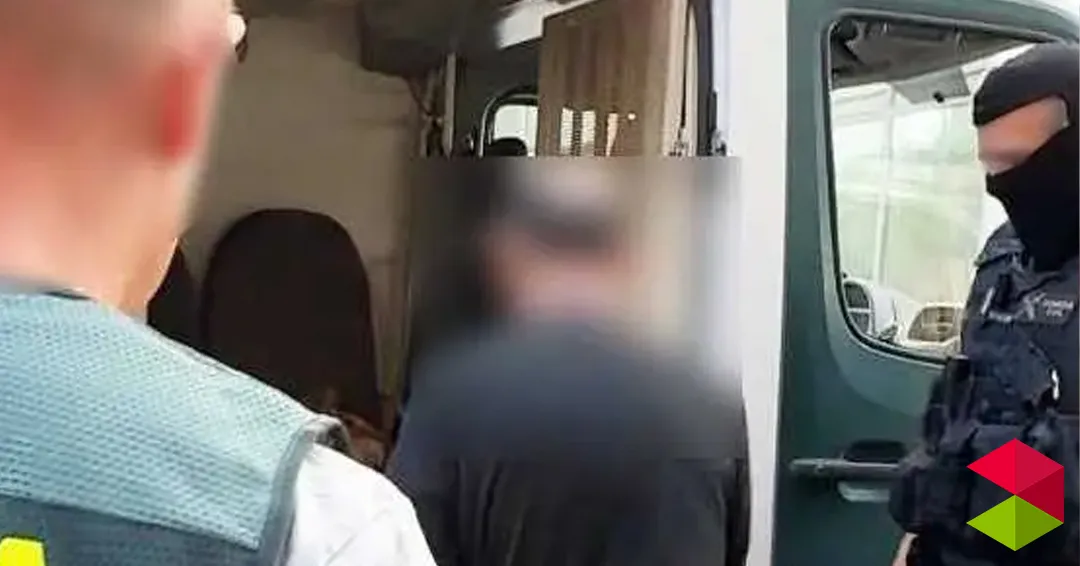 La puerta no dejaba de abrirse: cinco detenidos al caer un punto de venta de droga en Muriedas